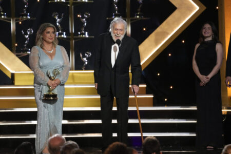 Na última sexta-feira, 07 de junho, Dick Van Dyke se tornou o vencedor mais velho do prêmio Daytime Emmy, ao receber o prêmio de Melhor Ator Convidado por sua atuação como Timothy Robicheaux em quatro episódios da novela "Days of Our Lives".