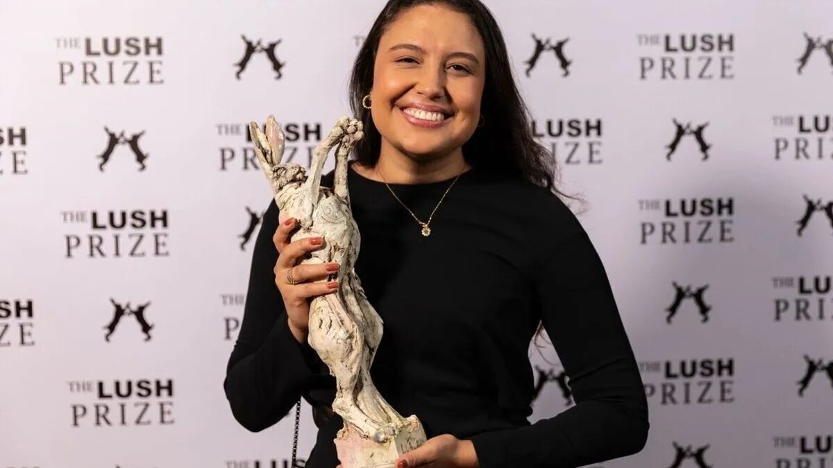 Pesquisadora da UFG propõe substituir animais em testes de cosméticos por células-tronco premiada no Lush Prize 2024, em Londres