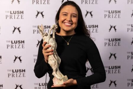 Pesquisadora da UFG propõe substituir animais em testes de cosméticos por células-tronco premiada no Lush Prize 2024, em Londres