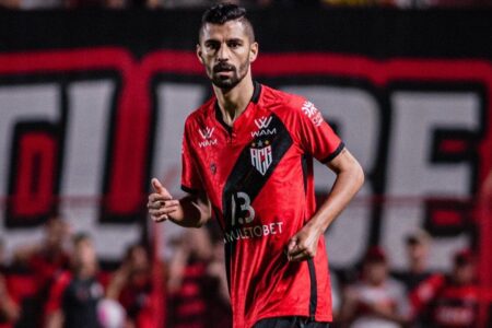 Jorginho jogando com a camisa do Atlético Goianiense