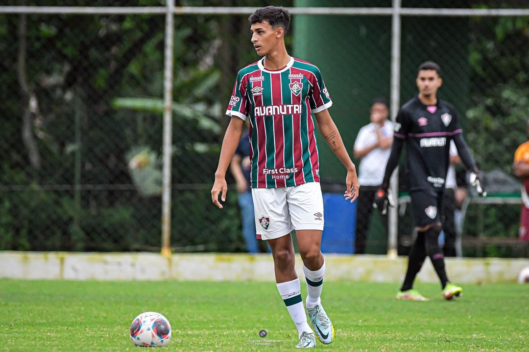 Emprestado pelo Goiás, zagueiro aguarda posição sobre compra em definitivo pelo Fluminense