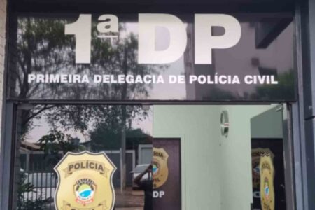 Mulher tem rosto lambido por colega de trabalho e denuncia crime sexual