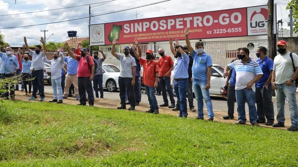 Trabalhadores em frente ao sindicato (Foto: Divulgação)