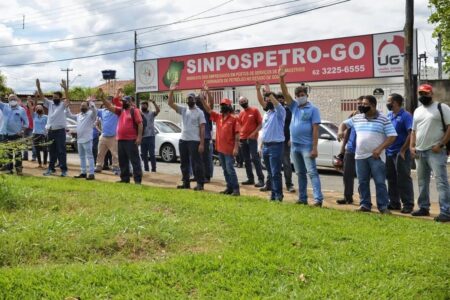 Trabalhadores em frente ao sindicato (Foto: Divulgação)