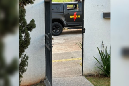 Polícia acompanha ocorrência de falso sequestro (Foto: Reprodução)