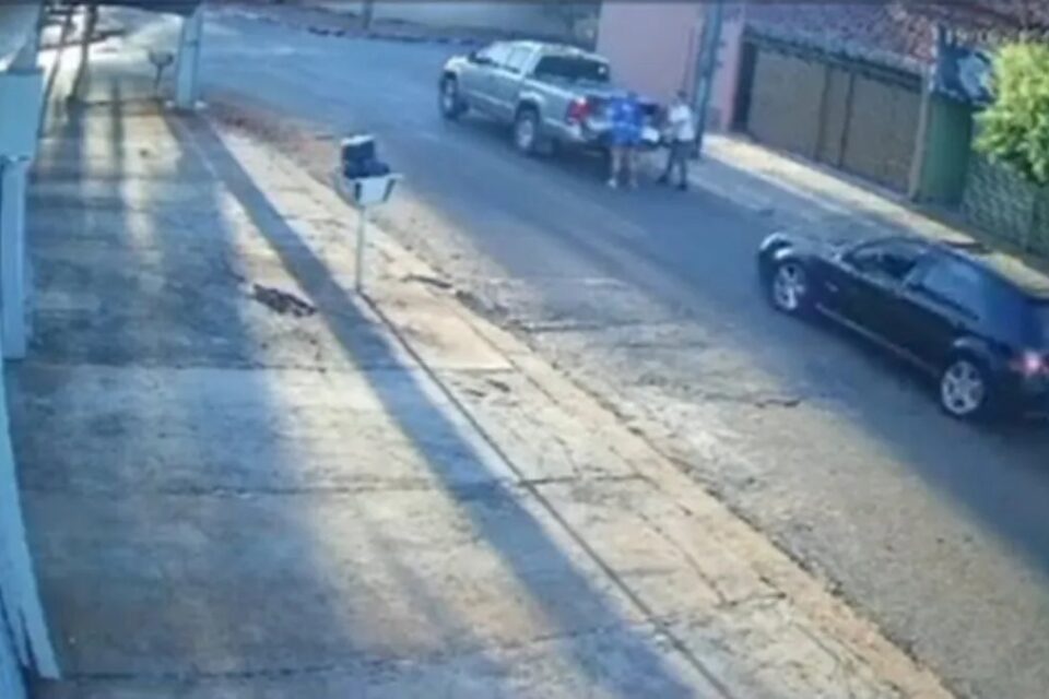 Mulher é atropelada e prensada contra caminhonete em Goiânia