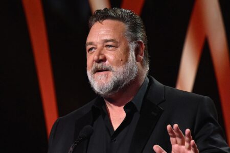 Russell Crowe admitiu que está “um pouco desconfortável” com o fato do diretor Ridley Scott estar fazendo uma sequência de “Gladiador”.