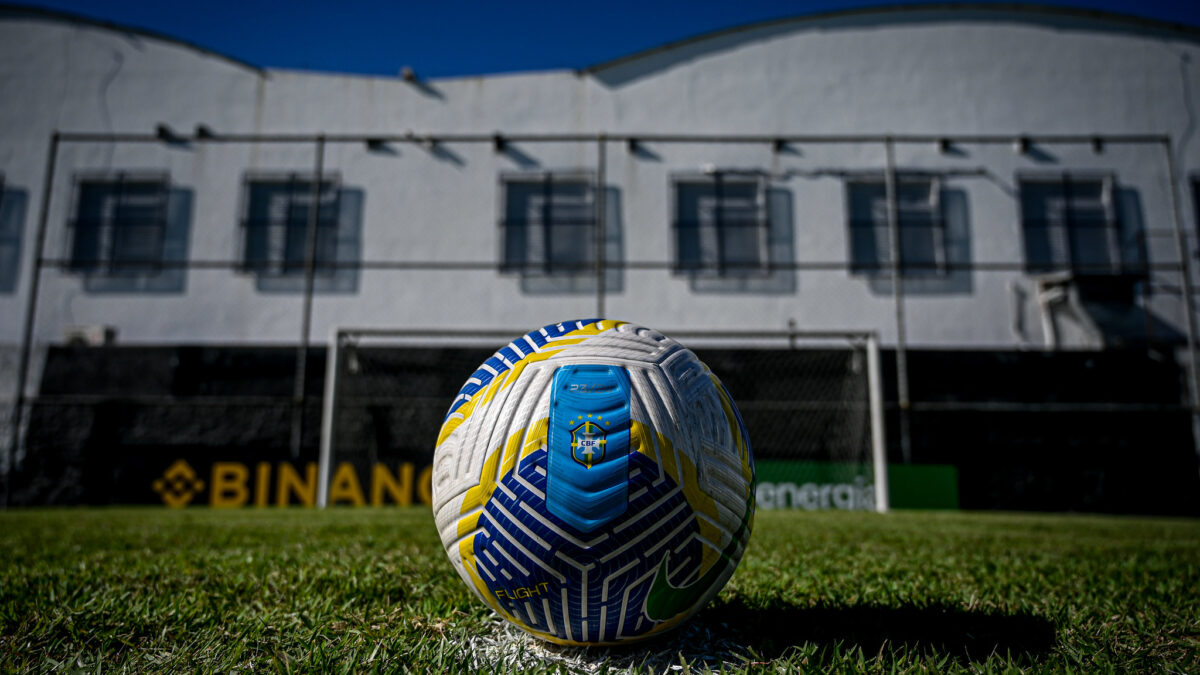 Bola na marca do pênalti em um campo de futebol