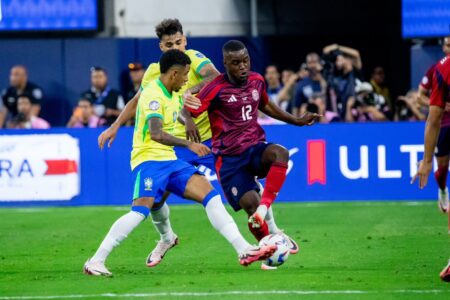 Joel Campbell em ação contra a Seleção Brasileira