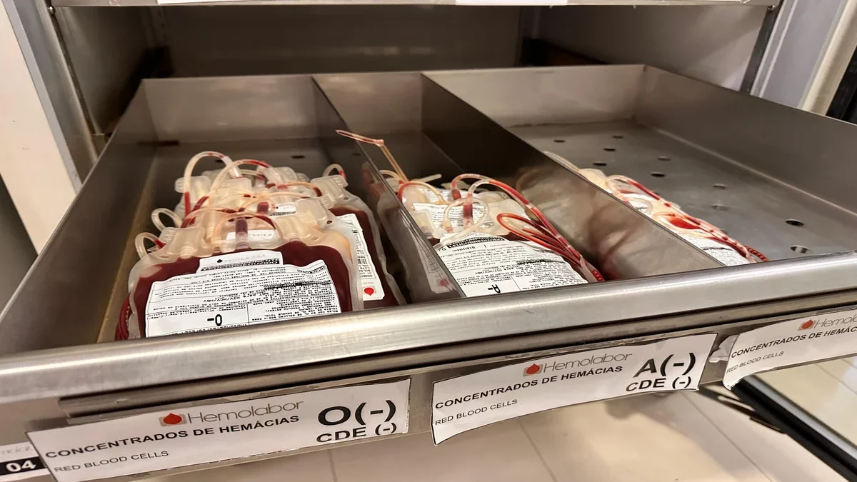 Imagem mostra duas gavetas com bolsas de sangue