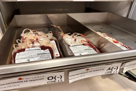 Imagem mostra duas gavetas com bolsas de sangue