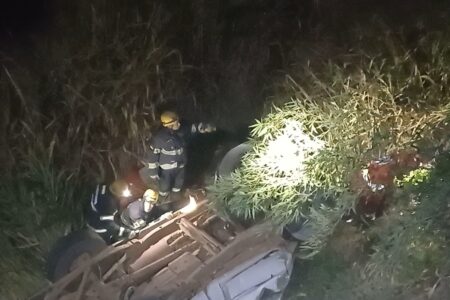 Carro cai de ponte com altura de 5 metros em Anápolis