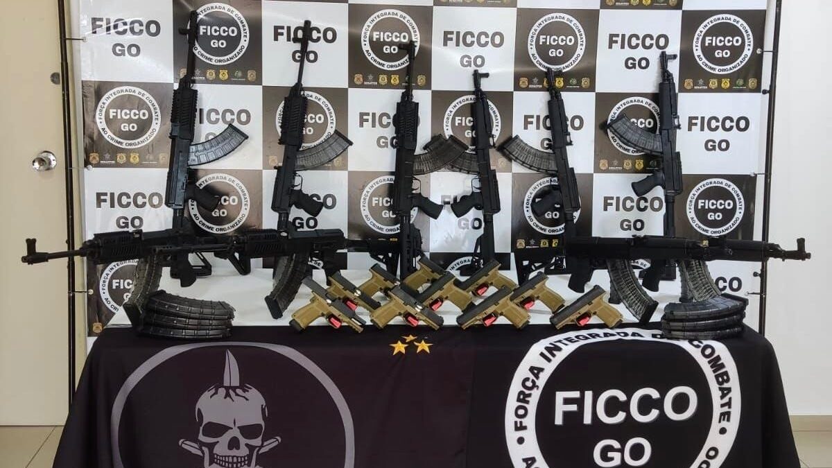 Apreensão de fuzis AK-47 de facção do RJ em Goiânia teve um suspeito preso