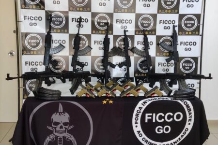 Apreensão de fuzis AK-47 de facção do RJ em Goiânia teve um suspeito preso