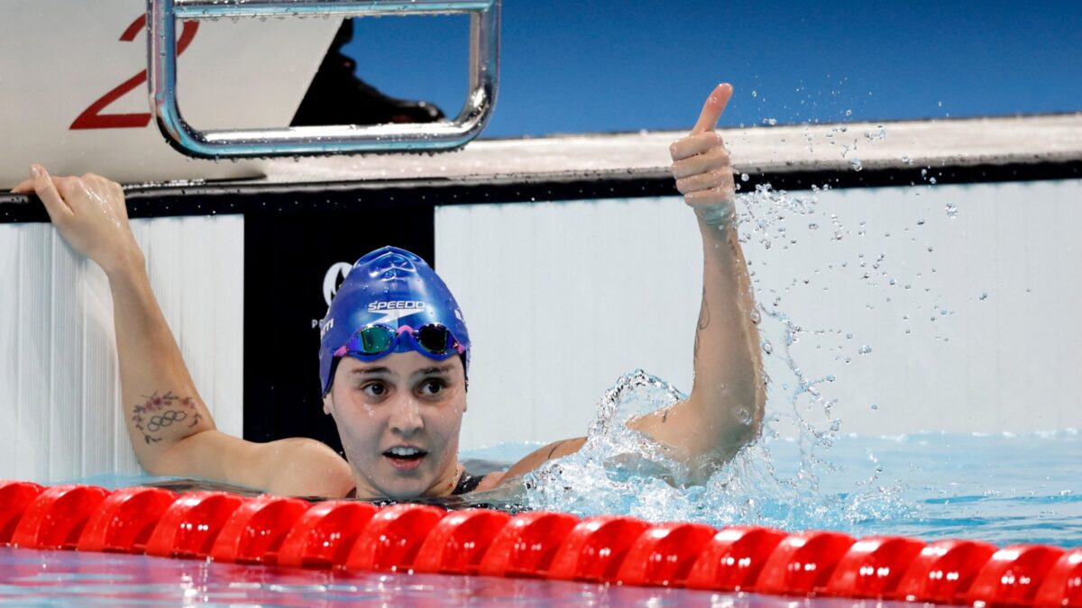 Beatriz Dizotti na piscina em Paris 2024