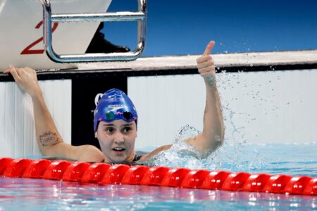 Beatriz Dizotti na piscina em Paris 2024