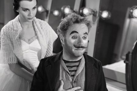 Provavelmente muitos se decepcionaram quando "Luzes da Ribalta" foi lançado em 1952. Não tenho certeza, mas imagino isto pois acredito que muitos foram esperando um clássico filme de comédia de Charlie Chaplin, mas na realidade, "Luzes da Ribalta" é uma obra muito mais existencialista e dramática sobre o papel do artista e o seu prazo de validade, do que uma obra de humor ou sátira sobre algum momento da humanidade.