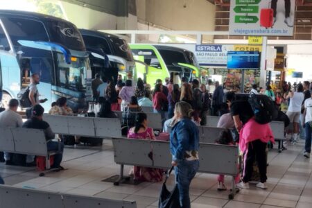 Imagem colorida mostra o terminal rodoviário de Goiânia com diversos passageiros aguardando.
