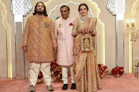 O bilionário Mukesh Ambani com a mulher, Nita, e o filho caçula, Anant, posam na chegada ao casamento de Anant com Radhika Merchant, em Mumba (Foto: reprodução/Globo/AFP)