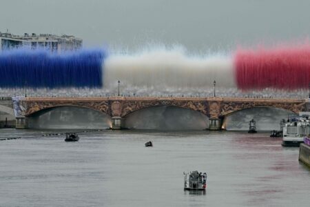 Rio Sena com as cores da França na abertura