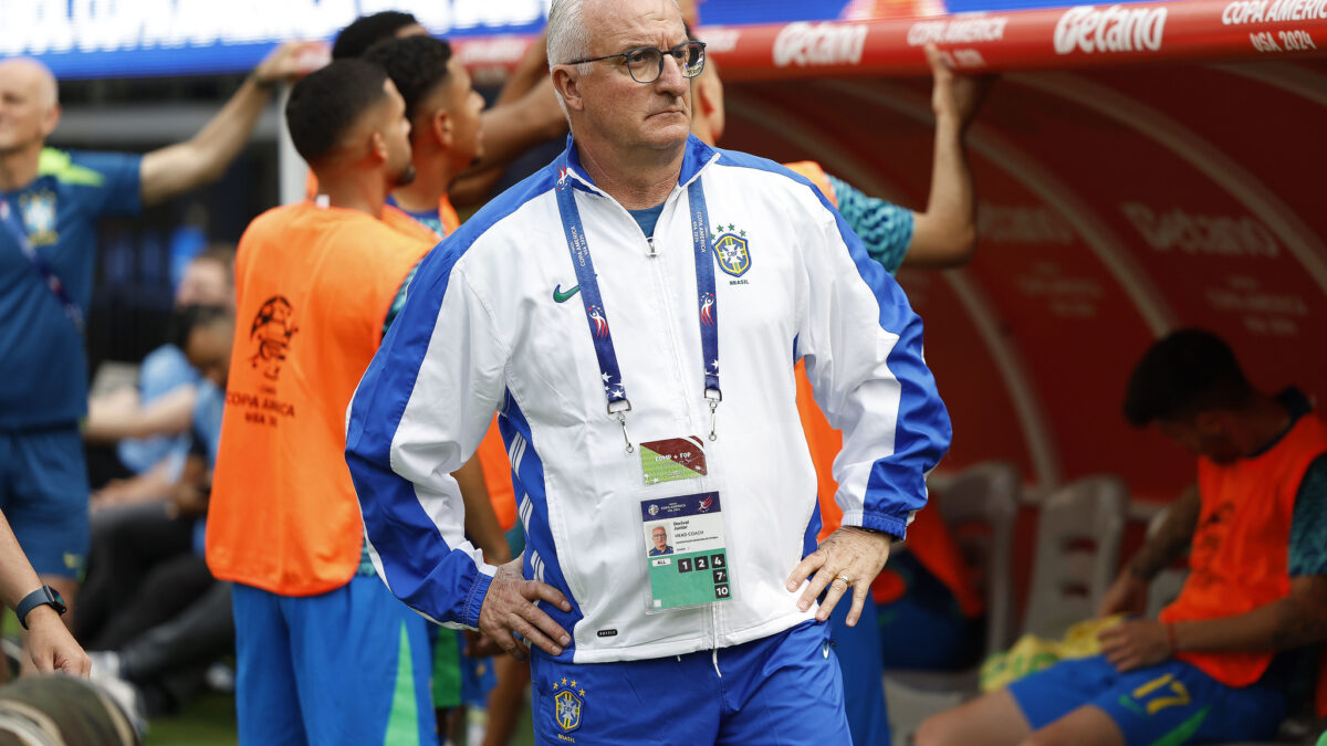 Dorival Jr na beira do gramado