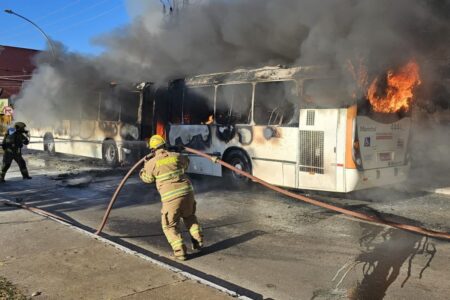 Ônibus que levava 30 passageiros no DF pega fogo, mas ninguém fica ferido