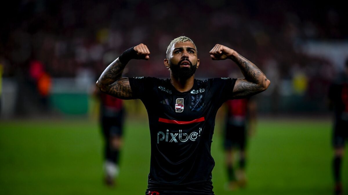 Gabriel Barbosa comemorando gol pelo Flamengo