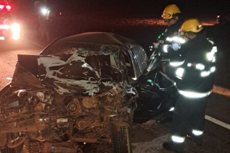 Imagem colorida mostra a frente de um carro destruída após um acidente