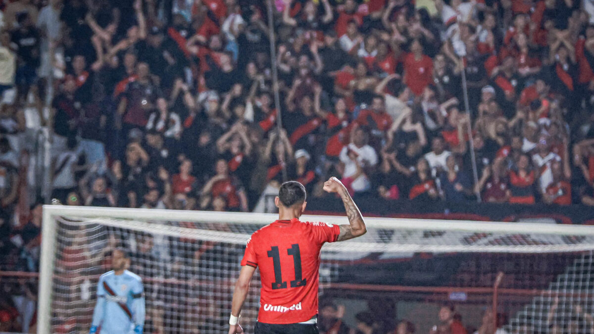 Luiz Fernando comemorando próximo a torcida