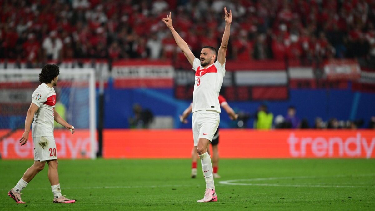 Merih Demiral comemorando com gesto fascista