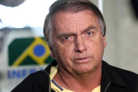 Ex-presidente Jair Bolsonaro com rosto confuso durante entrevista - Jair foi indiciado no caso das joias (Foto: Agência Brasil)