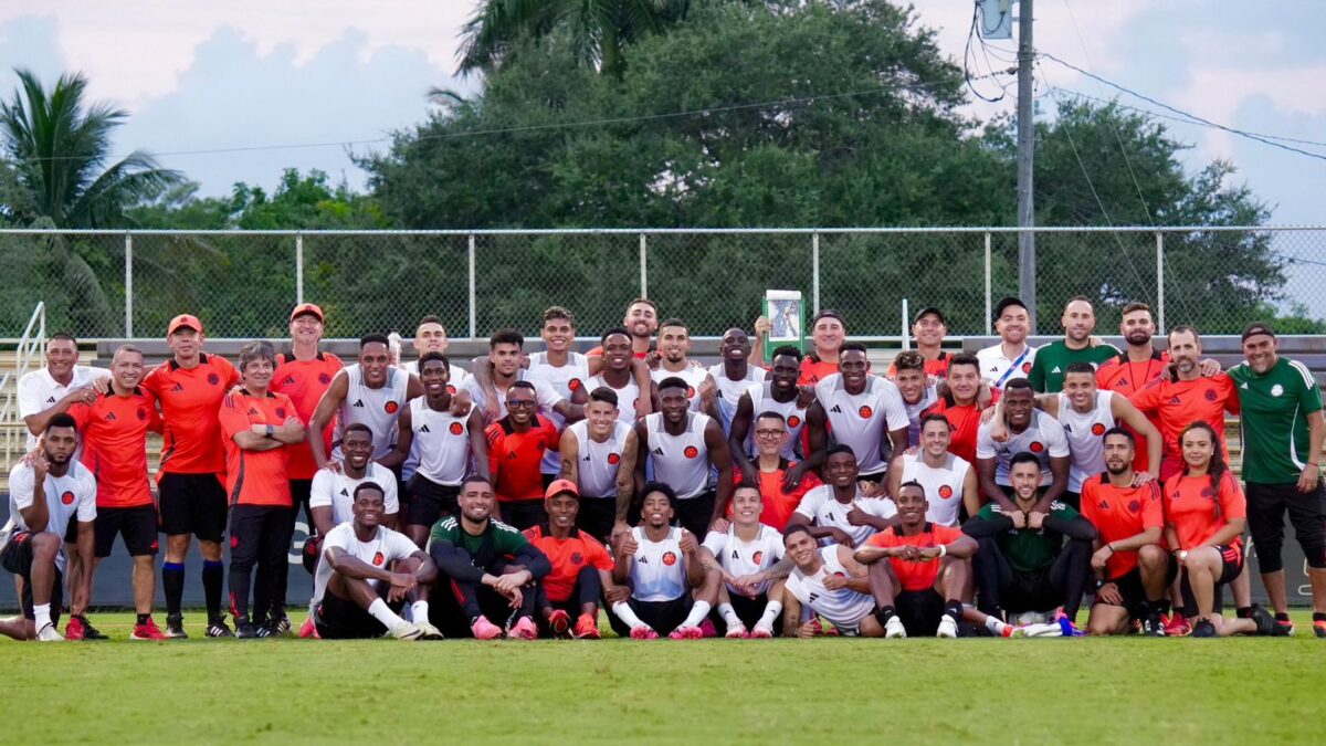 Elenco da Colômbia reunido antes da final