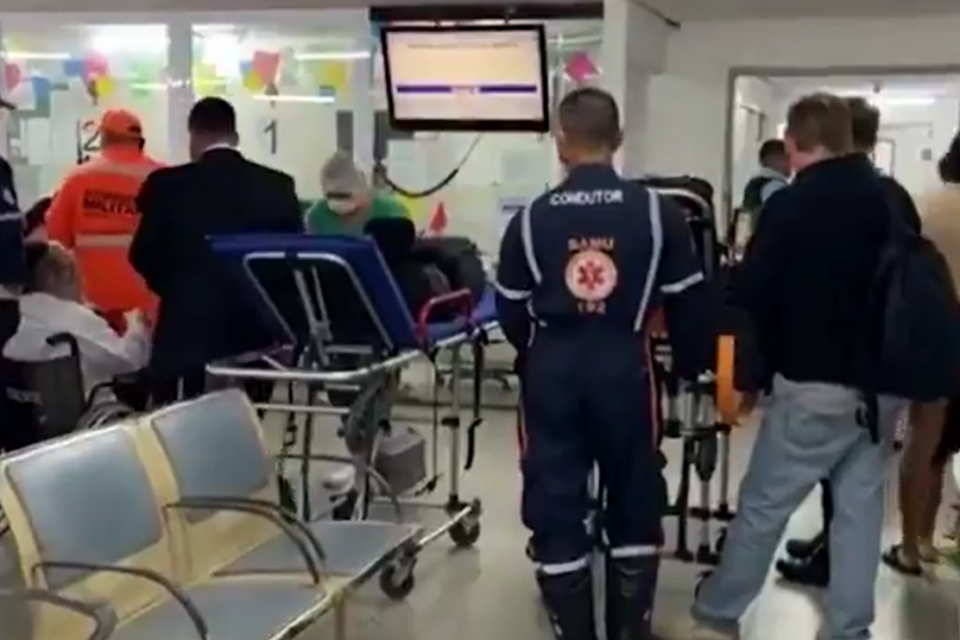 Passageiros sendo atendidos em hospital após avião aterrisar em Natal