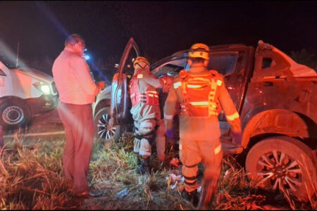 Imagem mostra agentes do SAMU realizando trabalho de resgate após acidente entre dois veículos na rodovia.