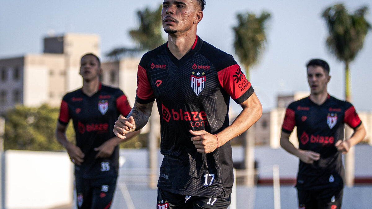 Luiz Fernando correndo no campo do CT do Dragão