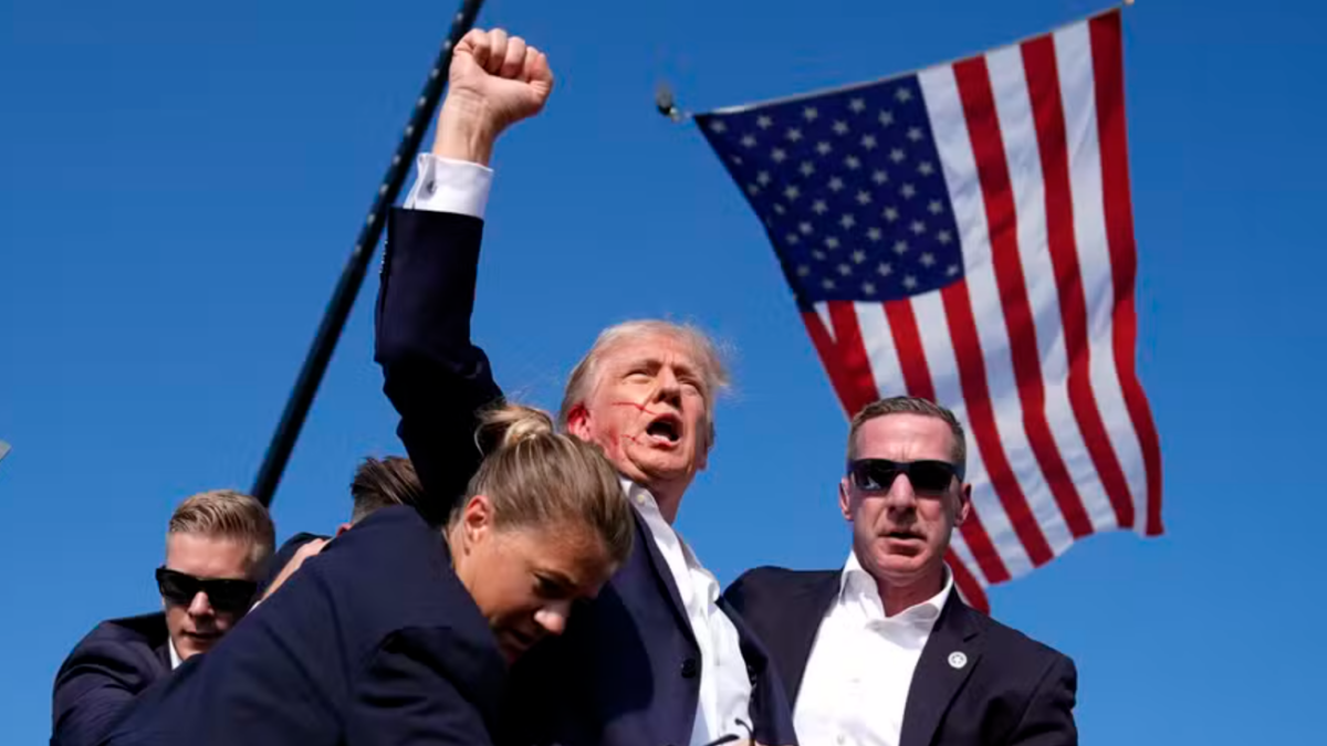 Foto mostra Trump de punho erguido após atentado em comício na Pensilvânia (Foto: reprodução/AP Photo/Evan Vucci)