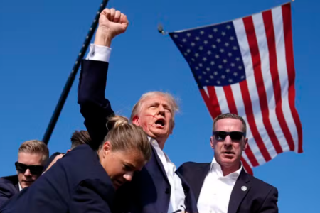 Foto mostra Trump de punho erguido após atentado em comício na Pensilvânia (Foto: reprodução/AP Photo/Evan Vucci)