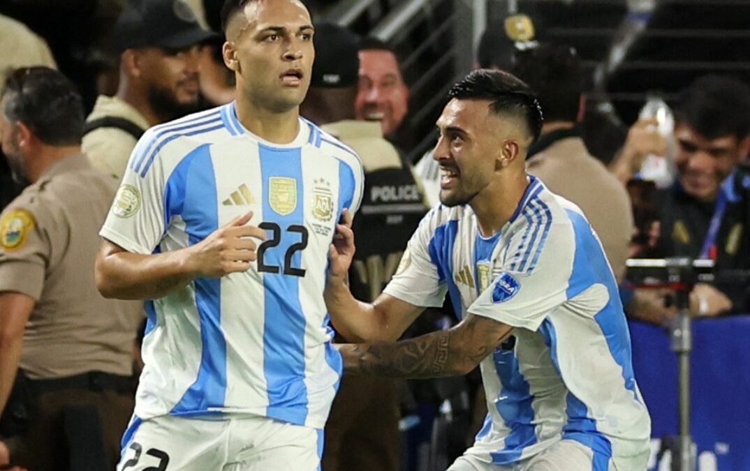 Lautaro comemorando o gol marcado pela Argentina