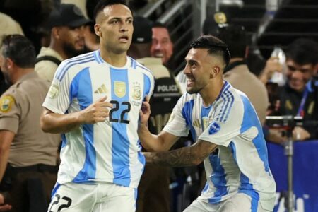 Lautaro comemorando o gol marcado pela Argentina
