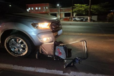 Imagem colorida mostra a frente de uma caminhonete em cima de um carriinho de bebê após um atropelamento.