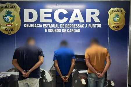 Trio é preso suspeito de trocar carga de leite em caminhões por água com açúcar em Itaberaí