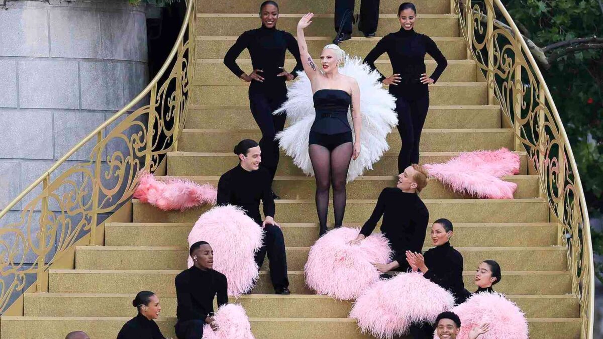 Yves Saint Laurent aponta plágio em vestido usado por Lady Gaga nas Olimpíadas