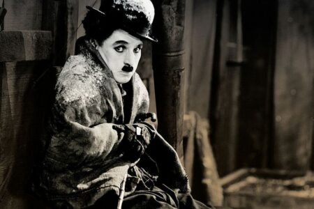 Charles Chaplin é, sem dúvida alguma, o maior nome do cinema mudo. É claro que tivemos outros, mas Chaplin conseguiu ir além e até hoje é lembrado, imitado e usado em camisetas, canecas, etc. É um ícone pop que já em sua época conquistou o mundo ao criar o famoso The Tramp, ou O Vagabundo, e desde então a imagem do ator e personagem se misturam e nunca mais foram separadas.