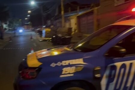 Motociclista morre após colidir contra caçamba de entulho no Jardim Balneário O capacete utilizado por ele foi lançado vários metros à frente