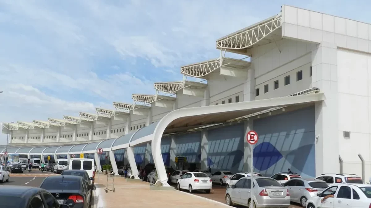 Imagem colorida mostra a entrada do aeroporto Santa Genoveva, em Goiânia