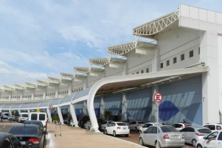 Imagem colorida mostra a entrada do aeroporto Santa Genoveva, em Goiânia