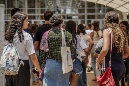 Alunos do ensino médio, em frente a escola (Foto: Agência Brasil)