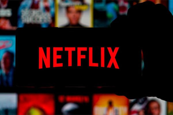 Filmes da Warner continuarão a estrear nos cinemas? CEO da Netflix responde Gigante do streaming tem acordo de compra do conglomerado