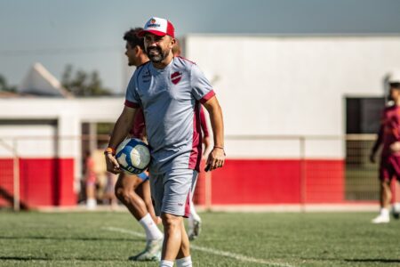 Treinador Luizinho Lopes durante treino no CT