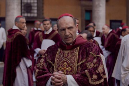 A Focus Features lançou o trailer do thriller “Conclave”, estrelado por Ralph Fiennes, Stanley Tucci e Isabella Rossellini.